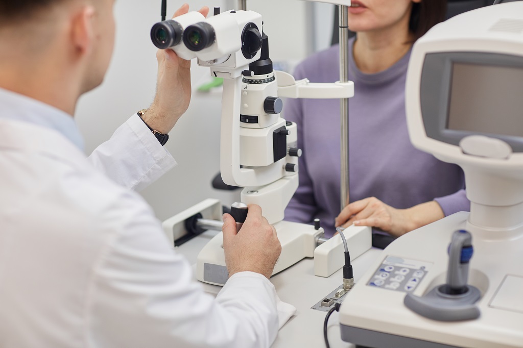 5 Symptoms You Need Laser Eye Surgery